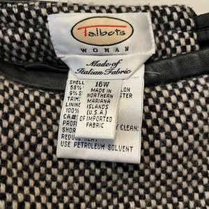 Ladies classic Talbots skirt in black and white woven fabric. 16W
